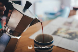 Hoe maak je espresso in een Mokkapot | Zwartekoffie.nl
