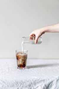 De simpelste ijskoffie recepten om de zomer te overleven